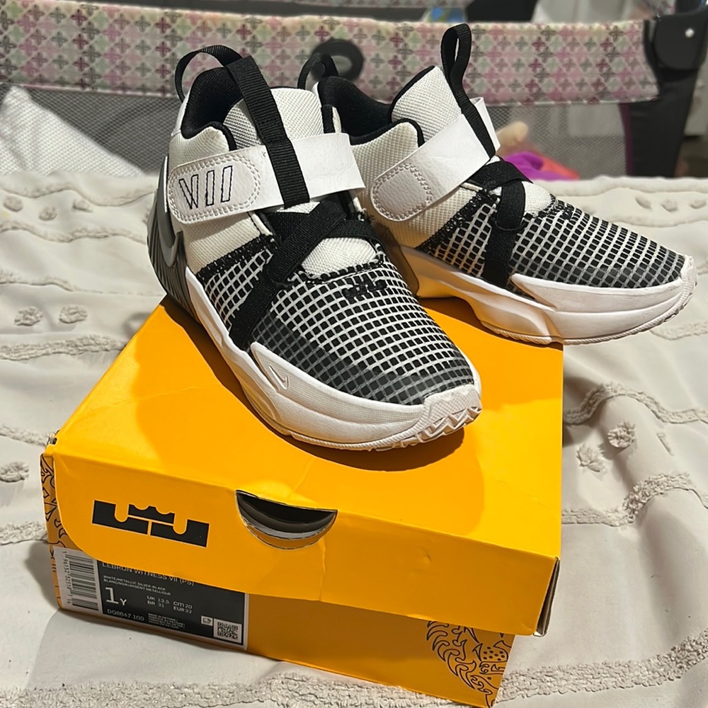 Kids basketball shoes